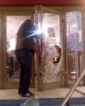 В Ростове запертые в магазине воры выбили дверное стекло и убежали
