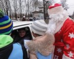 Полицейский Дед Мороз подарил открытки добросовестным водителям