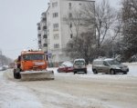В Аксайском районе на борьбу со снегом вышло 75 единиц техники