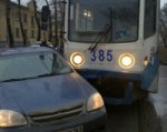 В Таганроге трамвай протаранил легковушку