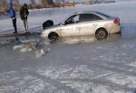 Audi A6 провалилась под лед в Таганрогском заливе