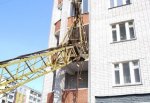 На многоэтажный жилой дом упал строительный кран в Таганроге