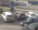 В Ростове водители иномарок паркуются на местах для инвалидов