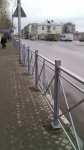 На улице Энгельса в Белой Калитве начали ставить ограждения на тротуарах