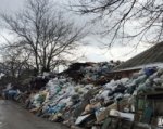 Ростовчанин наскладировал возле своего дома 60 тонн мусора