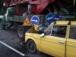 В Донецке пьяный водитель ВАЗа въехал в припаркованный грузовик