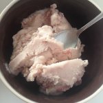 Молочное мороженое с клубникой и медом
