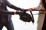 Грабитель забрал у женщины сумку, в которой было 80 тыс. рублей