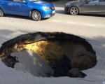 В Ростове на улице Сарьяна образовалась огромная яма