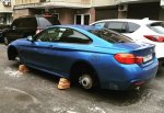 Разули BMW, поставив на кирпичи в центре Ростова