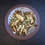 Теплый салат с грибами, чечевицей и сыром фета