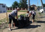 Социальные работники провели экологический субботник в поселке Синегорском