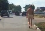 Голый парень ходил по городу Шахты, народ снимал на видео