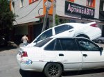 Получился бутерброд из двух иномарок прямо перед автосервисом в Ростовской области