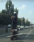 В Ростове на Нагибина мужчина проехался, стоя на мотоцикле