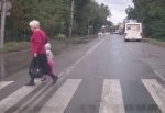 Едва не задавили бабушку с ребенком на «зебре» в Ростовской области