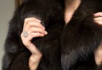 Дама украла норковую шубу за 80 тысяч рублей с выставки в Волгодонске