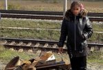32-летняя дама украла металл из грузового поезда на жд станции
