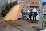 Шквальным ветром сдуло автобусную остановку в Ростове