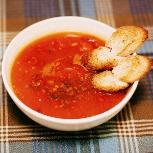 Суп из фасоли, томатов и шалфея с тостами