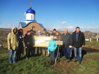 В парке Народного единства в х. Погорелов Белокалитвинского района  массово сажали деревья