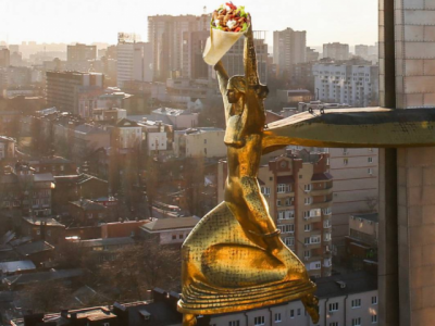 Богине Нике на ростовской стеле «вложили» в руки шаурму