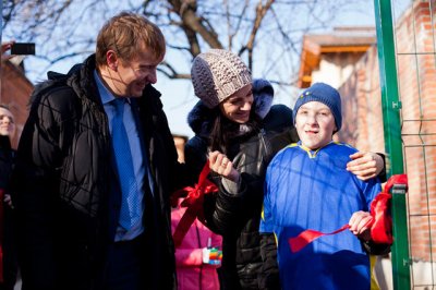 Олимпийская чемпионка Елена Исинбаева открыла в Новочеркасске детскую площадку