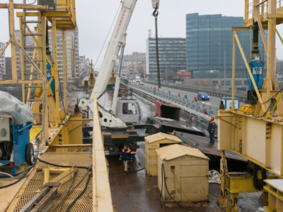 Строители завершили соединение главных балок Ворошиловского моста