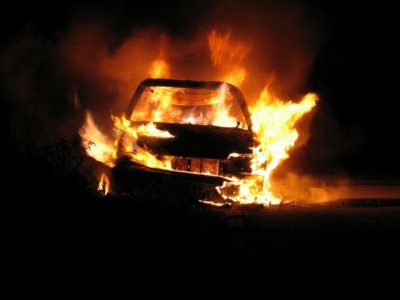Toyota въехала в забор и загорелась: двое погибли