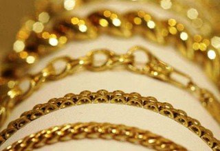 В г. Шахты девушка-продавец похитила в ювелирном магазине золотые цепи на 47 тысяч рублей