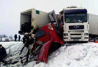 На трассе в Ростовской области произошла страшная авария двух грузовиков, есть погибшее