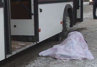 Пенсионерка выпала из автобуса и сломала ногу в Ростове