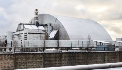 Новый чернобыльский саркофаг занял своё место над разрушенным реактором