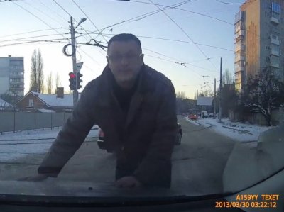 Водитель из Таганрога разбил машину оппонента из-за сигнала