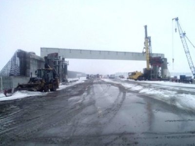 Центральный пролет путепровода установили на дороге к аэропорту Платов