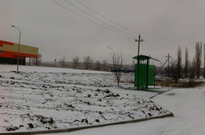 Новогодние изменения: в Белой Калитве на Заречном новая автобусная остановка, по городу елки