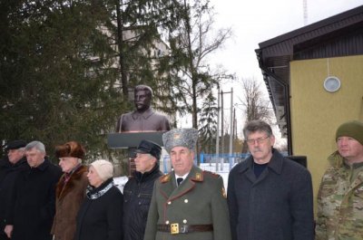 Открыли памятник Сталину на площади в Ростовской области