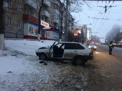 В Ростове водитель «девятки» врезался в дерево, пострадали трое