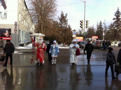 На улицах Белой Калитвы появились Дед Мороз и Снегурочка