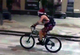 Полуголый парень на велосипеде в шапке Санты удивил жителей Ростова