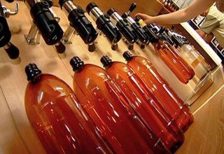 Запретили выпускать пиво в пластиковых бутылках более 1,5 литра