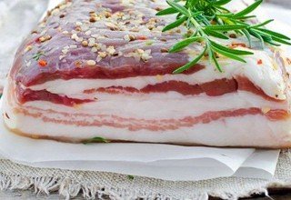 Торговца заставили залить хлорной известью 65 кг свиного сала в Ростовской области