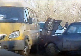 На трассе в Ростовской области столкнулись маршрутка и 4 легковушки