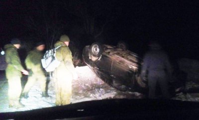 В Ростовской области из-за гололёда на дороге первернулся автомобиль