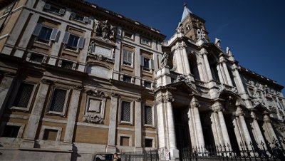 Мужчина ранил "розочкой" двух священников в римской церкви