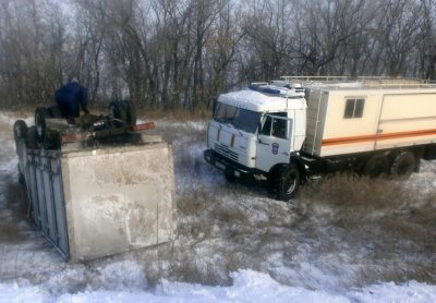 Перевернулся большегруз со щебнем на трассе в Ростовской области