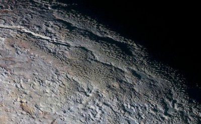 На Плутоне обнаружены «ледяные башни» высотой 500 метров