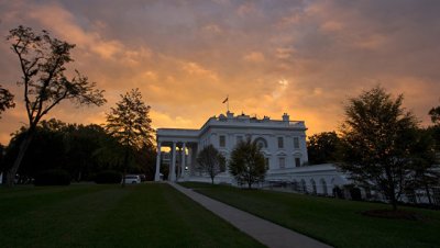 Белый дом не комментирует контакты российского посольства со штабом Трампа