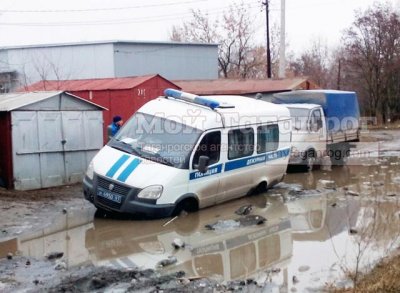 Полицейская «Газель» провалилась в знаменитую «мариупольскую яму» в Таганроге