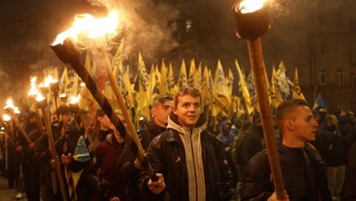 В Киеве проходит факельное шествие в годовщину битвы с советскими солдатами